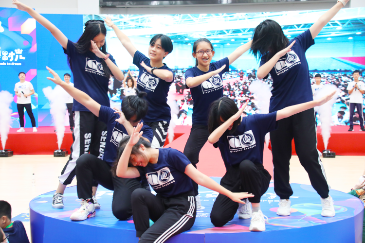 逐梦之旅|青岛中学开学第一天： 颁发百万奖学金 北斗专家进校园