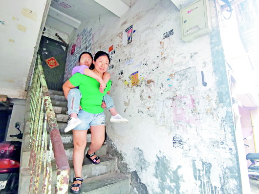 |烟台瘫痪女孩考入青岛大学 妈妈背女求学12载还想背她读大学