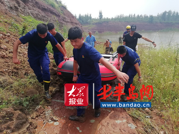 胶州|胶州老人收花生落入水塘三人营救又被困，危急时刻伸援手全部获救