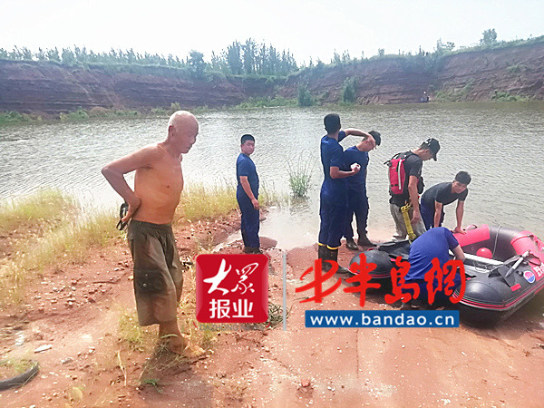胶州|胶州老人收花生落入水塘三人营救又被困，危急时刻伸援手全部获救