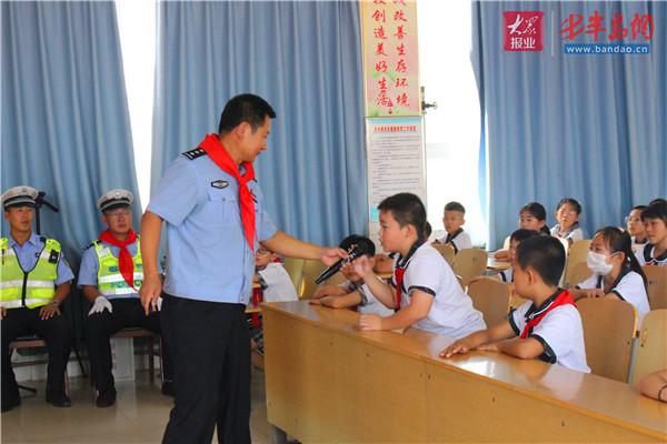 |开学第一课，诸城交警交通安全宣传进校园
