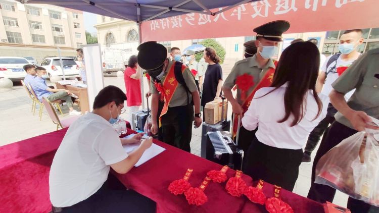 接站|老兵返乡有人来接站 青岛市退役军人局开展“荣归”系列欢迎活动