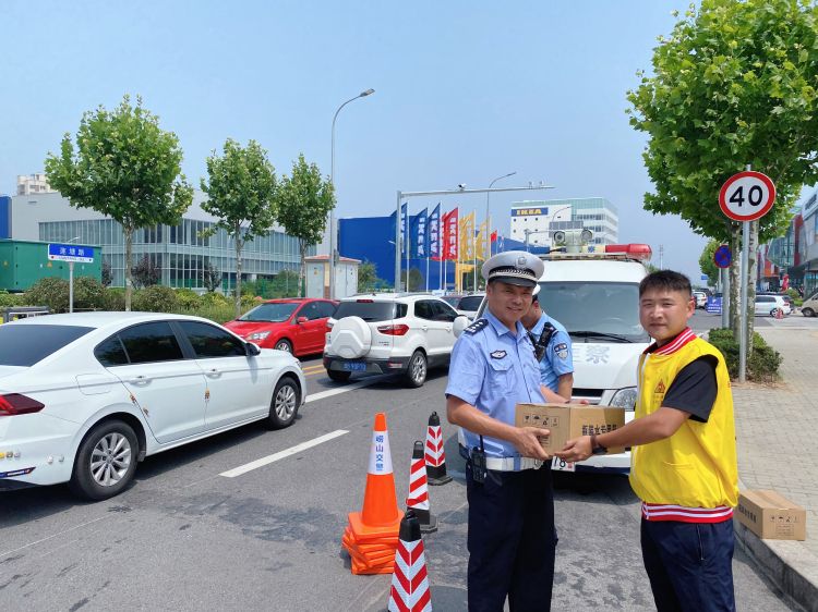 警民|青岛崂山区：警民一家亲 热心市民为执勤交警送来矿泉水