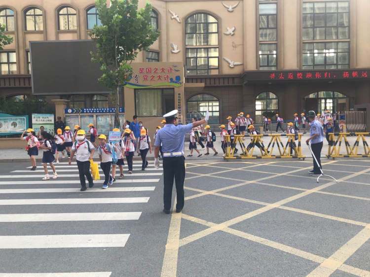 护学岗|青岛开发区交警：开学季站好“护学岗”撑起“安全伞”