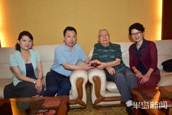 11|李经泽先生再向青岛市博物馆捐赠宝贝 这已经是第28件了