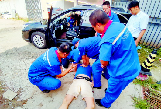 |12分44秒！青岛一车主加完油突昏迷 加油站“联合”120抢回一条命