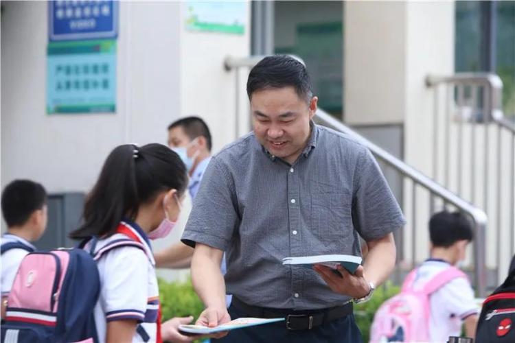 第一课|青岛市李沧区实验小学：开学第一课请来公益先锋讲爱国主义