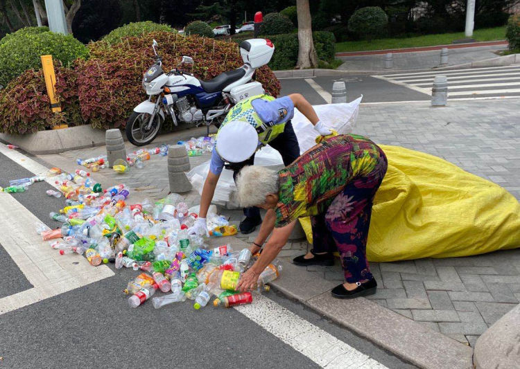 城阳|更换轮胎、帮推车……城阳公安交警伸援手 守护平安出行路