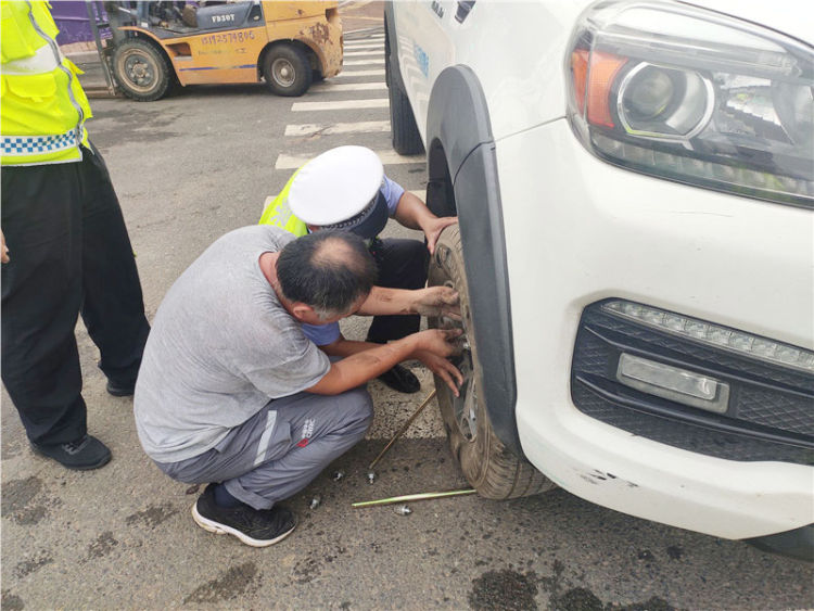 城阳|更换轮胎、帮推车……城阳公安交警伸援手 守护平安出行路