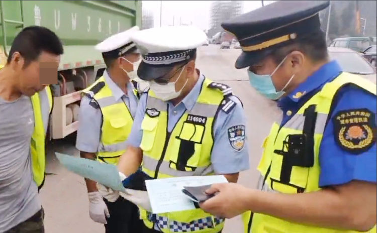 城阳|城阳公安交警联合开展超限超载违法运输和大气污染整治工作