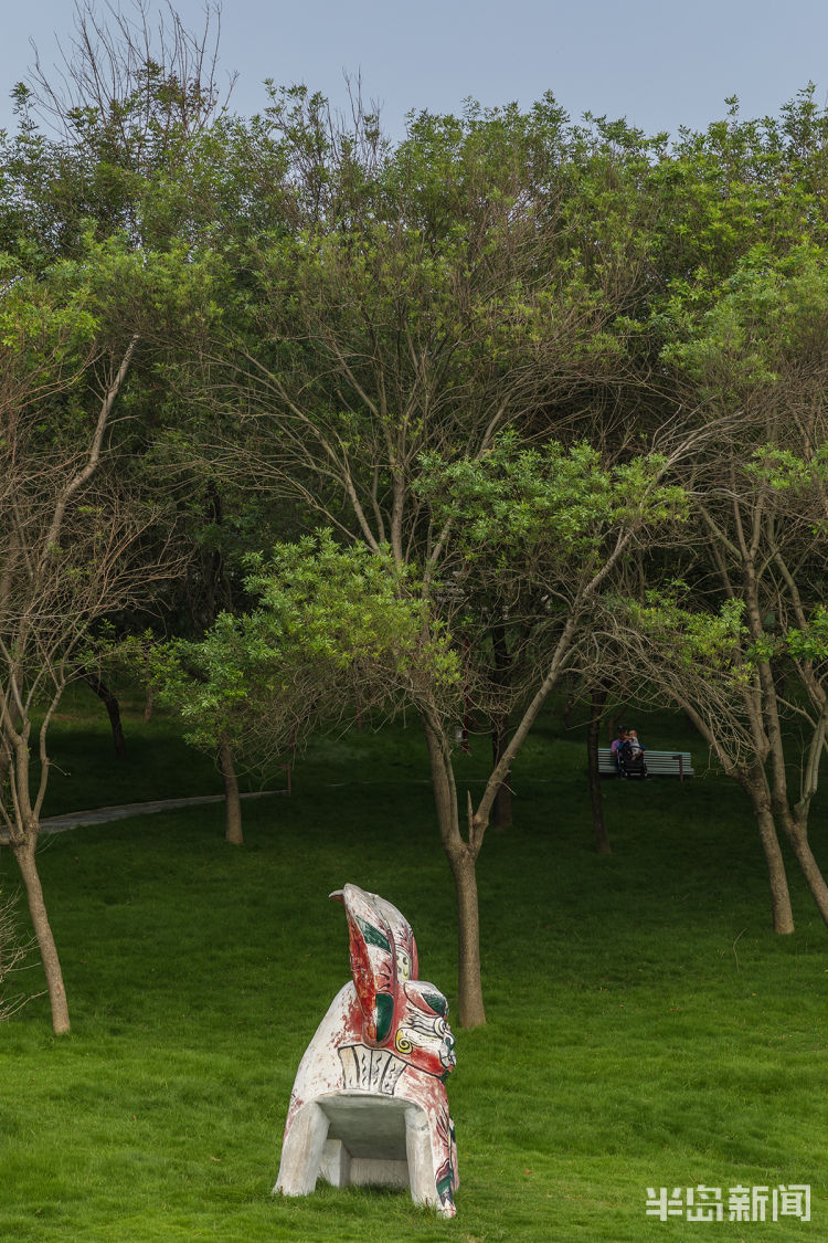 绿意盎然|青岛雕塑园内一片绿意盎然 不少市民休闲健身