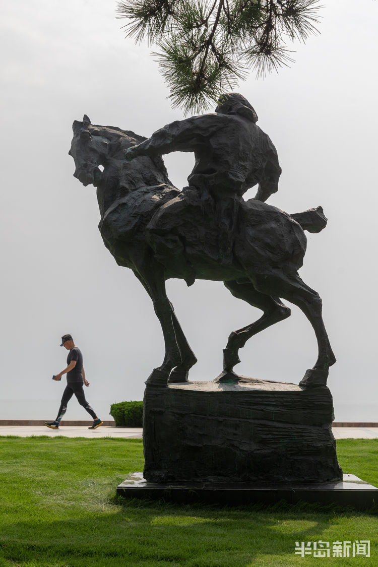 绿意盎然|青岛雕塑园内一片绿意盎然 不少市民休闲健身