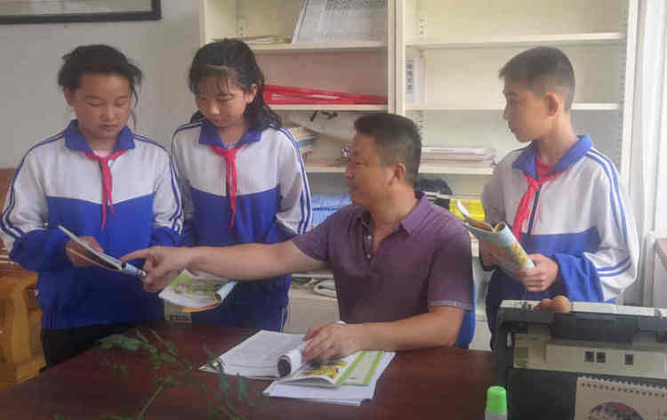 20|即墨人身边的好老师?：扎根农村20余载 每天第一个到学校最后一个离开