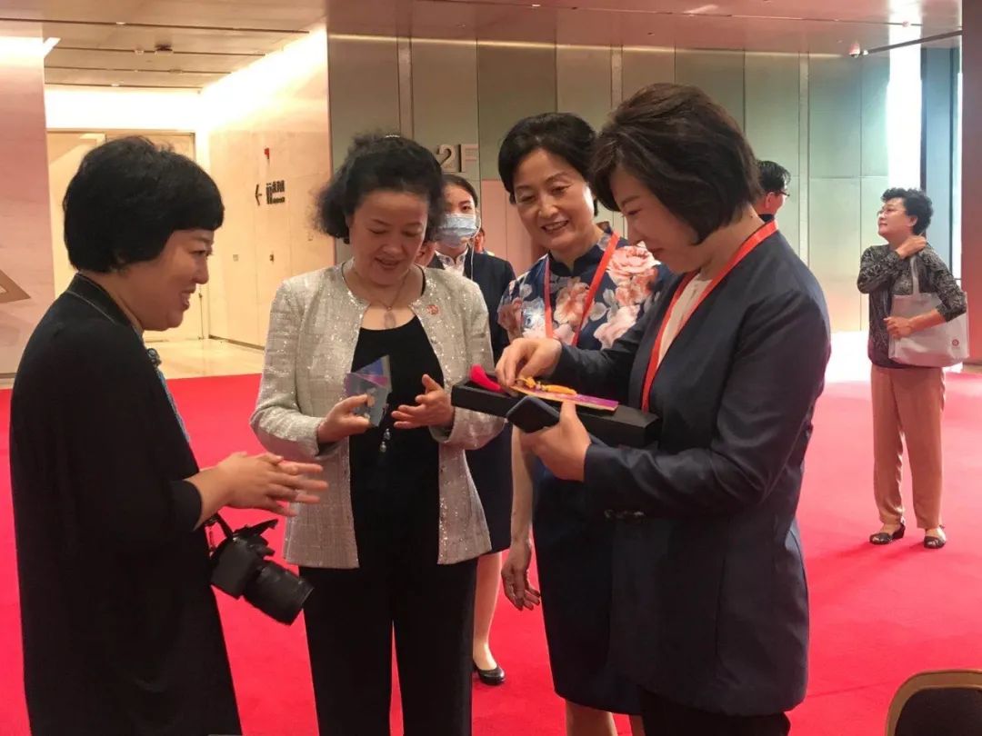 艺委会|青岛市美术家协会女画家艺委会首届优秀作品展开幕