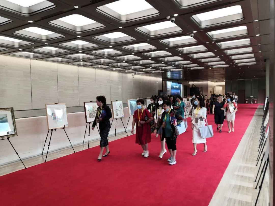 艺委会|青岛市美术家协会女画家艺委会首届优秀作品展开幕