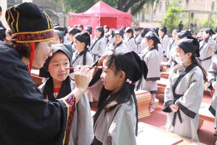 开笔|青岛上海路小学：新生开笔礼 敬师写“人”字