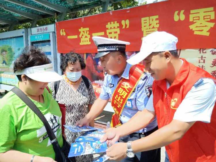 热情服务|“一盔一带”交通安全知识宣传 志愿者热情服务送身边