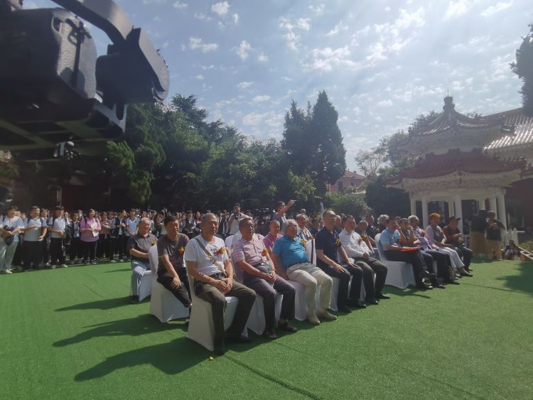 青岛|青岛六中教师郑敦强个人画展暨2020届毕业学生习作展在青岛美术馆开幕 为期10天