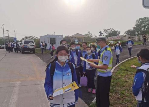 第一课|青岛高新区交警开展“开学第一课”交通安全进校园活动