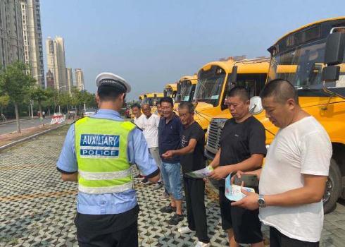 第一课|青岛高新区交警开展“开学第一课”交通安全进校园活动