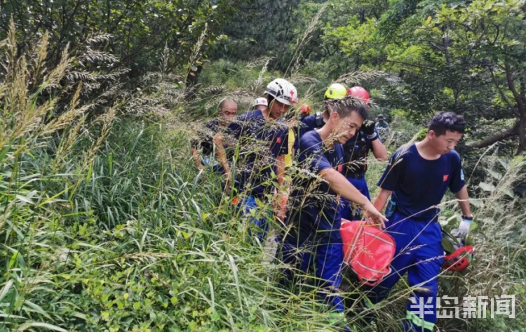 青岛一驴友爬山不慎摔落受伤 众人接力两小时成功运下山 半岛网