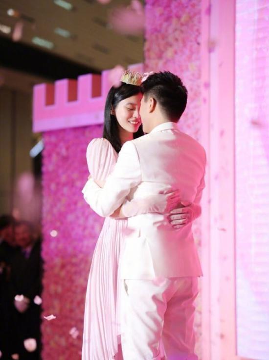 |发糖！何猷君手机屏保曝光 是求婚奚梦瑶时的合照