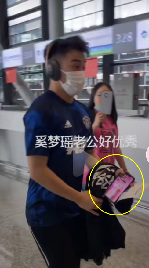 |发糖！何猷君手机屏保曝光 是求婚奚梦瑶时的合照