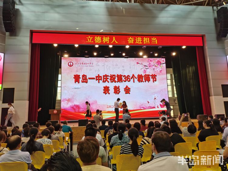 青岛一中毕业学子重回母校特别的祝福把老师惹哭了
