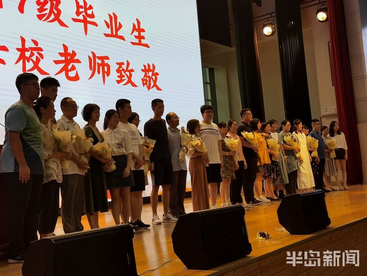 青岛一中毕业学子重回母校特别的祝福把老师惹哭了