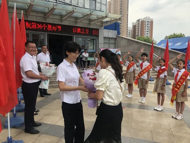 青岛市崂山区中韩街道各所学校这样庆祝第三十六个教师节