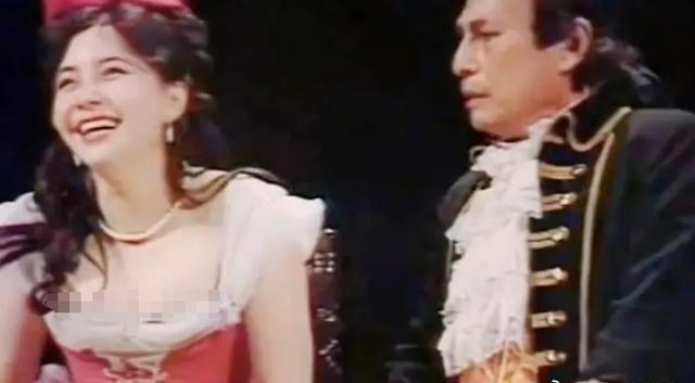 宋丹丹|宋丹丹25岁照片曝光 肤白貌美身材火辣 网友热议：本山误了丹丹啊