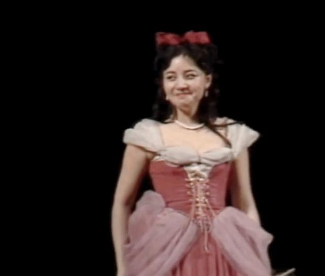 宋丹丹|宋丹丹25岁照片曝光 肤白貌美身材火辣 网友热议：本山误了丹丹啊