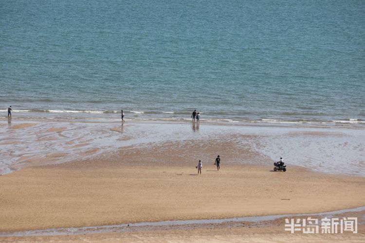 青岛未来几天天气晴好为主海边沙滩上多了不少游客