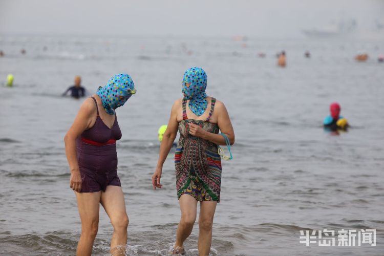 很多喜好游泳的市民在一浴洗海澡,其中这群人里脸基尼大妈成为亮点