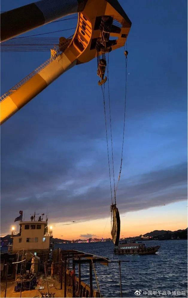 甲午海战|中日甲午海战定远舰铁甲出水 重约18吨