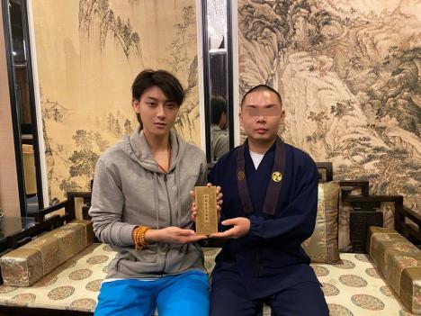 后首|黄子韬父亲去世后首露面，面容憔悴疲惫不堪