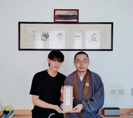 后首|黄子韬父亲去世后首露面，面容憔悴疲惫不堪