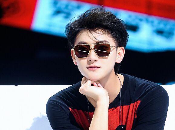 后首|黄子韬父亲去世后首露面，面容憔悴疲惫不堪