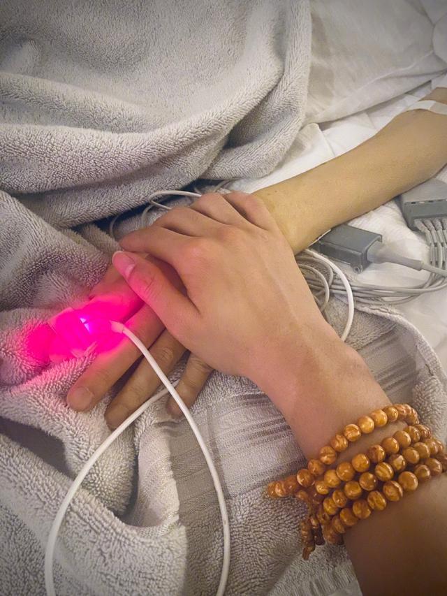 后首|黄子韬父亲去世后首露面，面容憔悴疲惫不堪