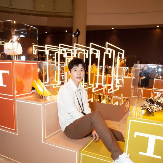 搞怪|劉昊然喝香檳一口悶表情搞怪逗趣 網(wǎng)友：這個(gè)憨憨