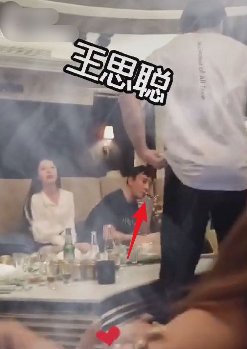 |王思聪KTV内猛吸烟 身边异性仅有一名无眉女