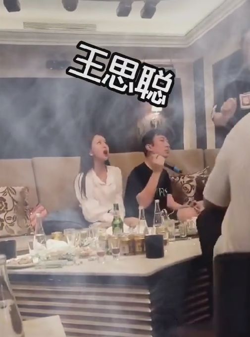 |王思聪KTV内猛吸烟 身边异性仅有一名无眉女