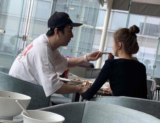 |王思聪KTV内猛吸烟 身边异性仅有一名无眉女
