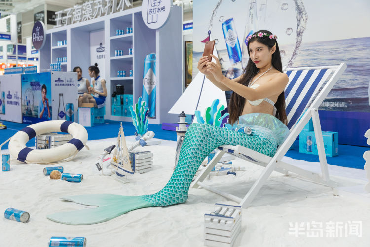 一位模特扮成美人鱼宣传海洋主题特色产品2020东亚海洋博览会上,网络