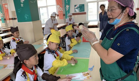 青岛大学路小学：“玉兔”迎中秋“红花”献祖国