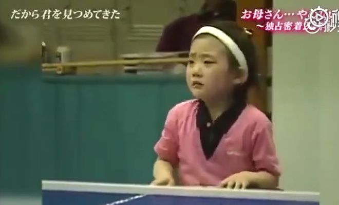|3岁女孩边哭边打乒乓球 福原爱看后：我懂你的心
