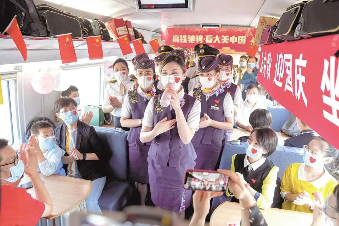 |“坐着高铁看中国”首日驶向英雄之城