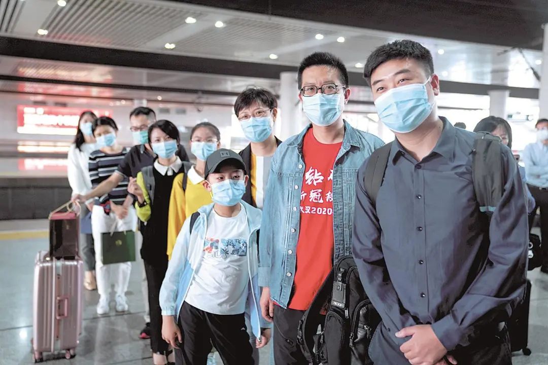 |“坐着高铁看中国”首日驶向英雄之城