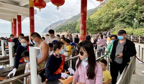 国庆第三天 崂山风景区迎来长假首个客流高峰