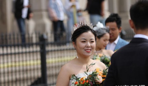 中秋国庆长假期间 许多新人来青岛热拍婚纱照